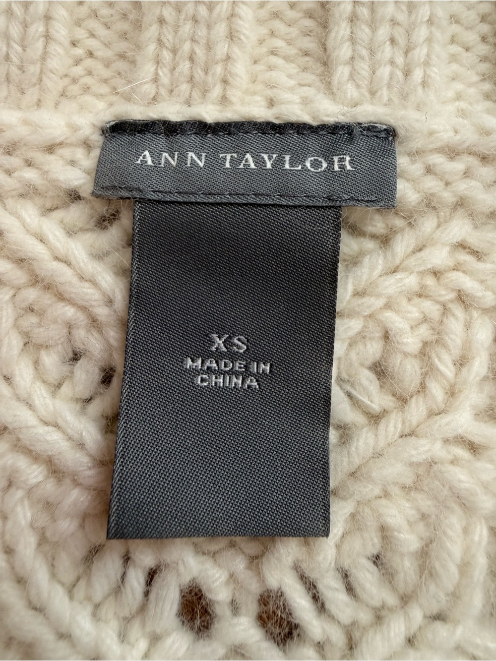 Ann Taylor, Angora blend, Shawl Collar, Cable Knit, Short Sleeve Sweater, sz XS - Picture 5 of 6
